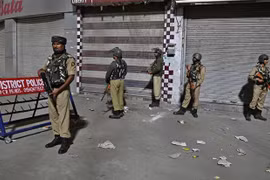 Binh sỹ Ấn Độ gác tại khu vực Maisuma, Srinagar, ngày 4/8/2019. (Ảnh: AFP/ TTXVN)