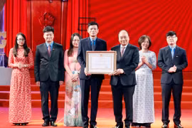 Thủ tướng Nguyễn Xuân Phúc trao tặng Huân chương Lao động hạng Nhất cho Báo Lao động. (Ảnh: Thống Nhất/TTXVN)