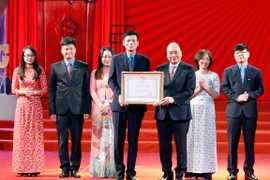 Thủ tướng Nguyễn Xuân Phúc trao tặng Huân chương Lao động hạng Nhất cho Báo Lao động. (Ảnh: Thống Nhất/TTXVN)