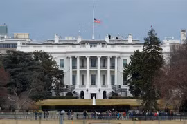 Quang cảnh bên ngoài Nhà Trắng ở Washington DC. (Ảnh: AP/TTXVN)