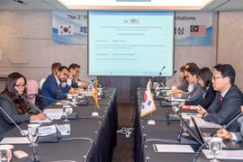 Đại diện của Hàn Quốc và Malaysia tại vòng đàm phán thứ 2 ở Seoul ngày 5/8. (Ảnh: Yonhap/TTXVN)