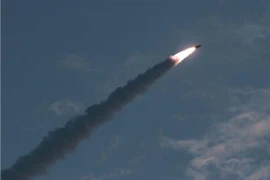 Vụ phóng thử tên lửa dẫn đường chiến thuật kiểu mới tầm ngắn tại một địa điểm không xác định ở Triều Tiên. (Ảnh: AFP/TTXVN)