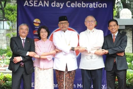 Các đại sứ Malaysia, Indonesia, Philippines, Thái Lan và Việt Nam, cùng đại diện Bộ Ngoại giao Mexico chụp ảnh chung. (Ảnh: Lưu Việt Hùng/TTXVN)