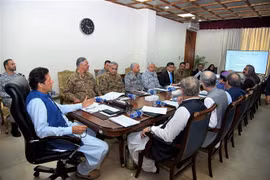 Thủ tướng Pakistan Imran Khan (trái) chủ trì cuộc họp với các quan chức cấp cao tại Islamabad ngày 7/8/2019. (Ảnh: AFP/TTXVN)