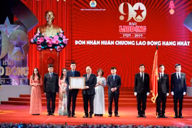 Thủ tướng Nguyễn Xuân Phúc trao tặng Huân chương Lao động hạng Nhất cho Báo Lao Động. (Ảnh: Thống Nhất/TTXVN)