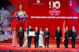 Thủ tướng Nguyễn Xuân Phúc trao tặng Huân chương Lao động hạng Nhất cho Báo Lao Động. (Ảnh: Thống Nhất/TTXVN)