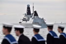 Tàu khu trục HMS Defender tham gia lễ kỷ niệm 75 năm Ngày quân đồng minh đổ bộ D-Day, ở ngoài khơi miền nam nước Anh, ngày 5/6/2019. (Ảnh: AFP/TTXVN)