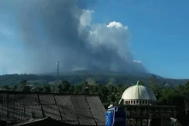 Núi lửa Tangkuban Perahu ở gần Bandung, Indonesia phun tro bụi ngày 26/7/2019. (Ảnh: Channel News Asia/TTXVN)