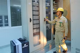 Công nhân Công ty Truyền tải Điện 4 vận hành hệ thống thông tin tại trạm biến áp 500kV Duyên Hải. (Ảnh: Ngọc Hà/TTXVN)