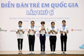 Đại biểu trẻ em đưa ra các thông điệp của mình tại Diễn đàn. (Ảnh: Anh Tuấn/TTXVN)