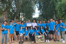 Đại sứ Đỗ Minh Hùng chụp ảnh lưu niệm cùng đoàn học sinh Việt Nam tại trường Hakfar Hayarok, Tel Aviv. (Ảnh: Việt Thắng/Vietnam+)