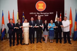 Đại sứ các nước ASEAN tại Liên bang Nga chụp ảnh chung. (Ảnh: Dương Trí/TTXVN