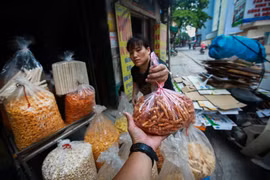 Một cửa hàng bán đồ ăn vặt trên phố Hà Nội với hầu như 100% các mặt hàng được đựng trong núi nylon ngay cả khi hàng được bán ra cho khách. (Ảnh: Trọng Đạt/TTXVN)