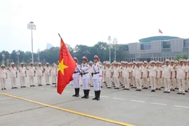 Đoàn đại biểu 50 điển hình tiên tiến Công an nhân dân báo công trước Lăng Bác. (Ảnh: Doãn Tấn/TTXVN)