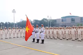 Đoàn đại biểu 50 điển hình tiên tiến Công an nhân dân báo công trước Lăng Bác. (Ảnh: Doãn Tấn/TTXVN)