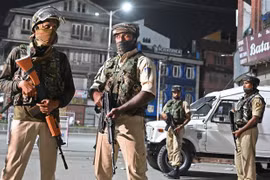 Binh sỹ bán quân sự Ấn Độ gác tại khu vực Maisuma, Srinagar, ngày 4/8/2019. (Ảnh: AFP/ TTXVN)