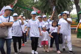 Đông đảo người dân tham gia hưởng ứng đi bộ đồng hành 'Vì nạn nhân chất độc da cam và người khuyết tật nghèo' năm 2019. (Ảnh: Đinh Hằng/TTXVN)