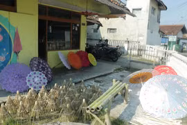 Ngôi nhà của một gia đình làm ô trong làng Panyingkiran. (Ảnh: Đỗ Quyên/Vietnam+)