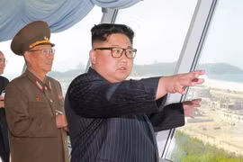 Tổng cục trưởng Tổng cục Chính trị Quân đội Nhân dân Triều Tiên Kim Su-gil cùng nhà lãnh đạo Kim Jong-un. (Nguồn: KCNA)