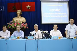 Lãnh đạo UBND Thành phố Hồ Chí Minh cùng đại diện các sở ngành Thành phố chủ trì buổi họp báo. (Ảnh: Tiến Lực/TTXVN)