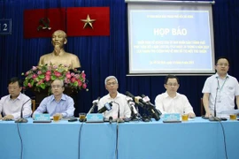 Lãnh đạo UBND Thành phố Hồ Chí Minh cùng đại diện các sở ngành Thành phố chủ trì buổi họp báo. (Ảnh: Tiến Lực/TTXVN)