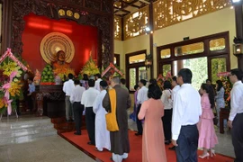 Cán bộ và nhân dân tỉnh An Giang dâng hương tưởng nhớ Chủ tịch Tôn Đức Thắng. (Ảnh: Công Mạo/TTXVN)