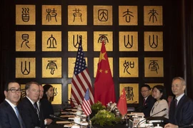Bộ trưởng Tài chính Mỹ Steven Mnuchin (trái), Đại diện Thương mại Mỹ Robert Lighthizer (thứ 2, trái) trong vòng đàm phán thương mại mới với Phó Thủ tướng Trung Quốc Lưu Hạc (phải) tại Thượng Hải ngày 31/7/2019. (Ảnh: AFP/TTXVN)