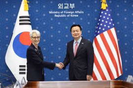 Thứ trưởng Ngoại giao Hàn Quốc Cho Hyun-dong (phải) và Thứ trưởng Ngoại giao Mỹ Wendy Sherman tại Seoul. (Nguồn: Yonhap)
