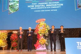 Ông Trần Tuấn Anh, Ủy viên Bộ chính trị, Trưởng ban Kinh tế Trung ương, tặng hoa chúc mừng tại buổi lễ khai mạc cộng đồng thông minh thế giới (ICF). (Ảnh: Chí Tưởng/TTXVN)