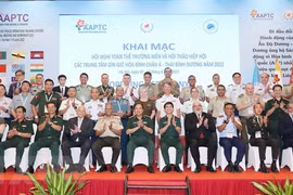 Các đại biểu chụp ảnh lưu niệm tại hội thảo. (Ảnh: Trọng Đức/TTXVN)