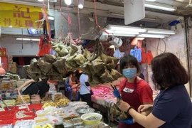 Bánh ú được bày bán tại chợ North Point (Hong Kong). (Ảnh: Mạc Luyện/TTXVN)