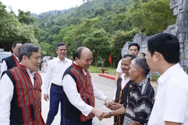 Chủ tịch nước Nguyễn Xuân Phúc thăm người dân 2 xã Tân Trạch và Thượng Trạch, huyện Bố Trạch, tỉnh Quảng Bình. (Ảnh: Thống Nhất/TTXVN)