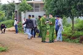 Lực lượng chức năng khám nghiệm hiện trường, nơi vụ việc nổ súng gây thương tích cho một người tại làng Brel, xã la Dêr, huyện Ia Grai (Gia Lai). (Ảnh: TTXVN phát)