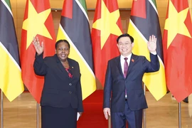 Chủ tịch Quốc hội Vương Đình Huệ và Chủ tịch Quốc hội Cộng hòa Mozambique Esperanca Laurinda Francisco Nhiuane Bias chụp ảnh chung. (Ảnh: Doãn Tấn/TTXVN)