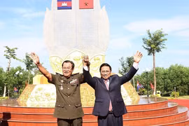 Thủ tướng Phạm Minh Chính và Thủ tướng Campuchia Samdech Techo Hun Sen chụp ảnh chung tại Khu vực X16, điểm dừng chân trong hành trình cứu nước của Thủ tướng Hun Sen tại xã Lộc Tấn, huyện Lộc Ninh, tỉnh Bình Phước, sáng 20/6/2022. (Ảnh: Dương Giang/TTXVN)