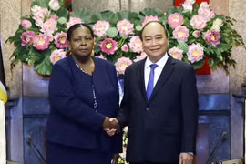 Chủ tịch nước Nguyễn Xuân Phúc tiếp Chủ tịch Quốc hội Cộng hòa Mozambique. (Ảnh: Thống Nhất/TTXVN)