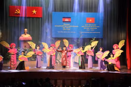 Tiết mục văn nghệ tại Lễ kỷ niệm 55 năm thiết lập quan hệ ngoại giao Việt Nam-Campuchia. (Ảnh: Thanh Vũ/TTXVN)