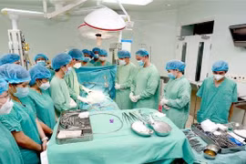 Êkíp thực hiện của Bệnh viện Trung ương Huế xin phép người hiến tạng trước khi mổ. (Ảnh: TTXVN phát)