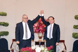 Ông Nguyễn Văn Nên (phải), Ủy viên Bộ Chính trị, Bí thư Thành ủy Thành phố Hồ Chí Minh và ông Luis Antonio Torres Iribar, Ủy viên Trung ương Đảng, Bí thư thứ nhất Thành ủy La Habana bày tỏ tình đoàn kết. (Ảnh: Xuân Khu/TTXVN)