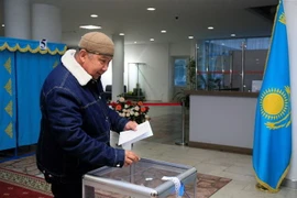 Cử tri bỏ phiếu trong cuộc bầu cử Hạ viện trước thời hạn tại Almaty, Kazakhstan ngày 19/3. (Ảnh: AFP/TTXVN)