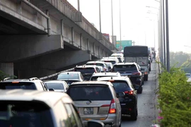 Ngày 1/9 - ngày đầu tiên của kỳ nghỉ lễ Quốc khánh 2/9, từ sáng sớm, rất đông phương tiện đã đổ dồn lên đường Vành đai 3 trên cao để ra khỏi Thủ đô khiến tuyến đường này ùn tắc kéo dài tới 10km. (Ảnh: Phạm Kiên/TTXVN)