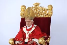 Giáo hoàng Benedict XVI dự Thánh lễ ngoài trời tại Stara Boleslav, phía Bắc Prague, Cộng hòa Séc ngày 28/9/2009. (Ảnh: AFP/TTXVN)