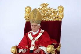 Giáo hoàng Benedict XVI dự Thánh lễ ngoài trời tại Stara Boleslav, phía Bắc Prague, Cộng hòa Séc ngày 28/9/2009. (Ảnh: AFP/TTXVN)