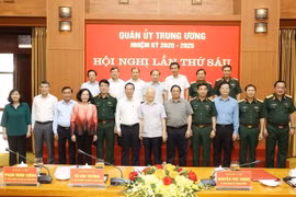 Tổng Bí thư Nguyễn Phú Trọng cùng các lãnh đạo Đảng, Nhà nước chụp ảnh chung cùng các đại biểu dự hội nghị. (Ảnh: Trí Dũng/TTXVN)