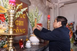 Thủ tướng Phạm Minh Chính dâng hương tưởng niệm các Anh hùng, liệt sỹ tại Di tích lịch sử Bến tàu Không số Vũng Rô.(Ảnh: Dương Giang/TTXVN)