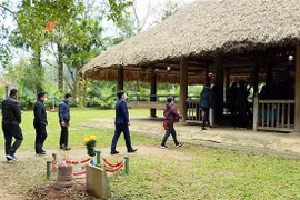 Du khách tham quan Khu di tích Quốc gia đặc biệt Tân Trào. (Ảnh: Vũ Quang/TTXVN)