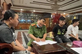 Các đối tượng sử dụng ma túy bị bắt quả tang tại phòng số 519, tầng 5 của khách sạn. (Ảnh: TTXVN phát)