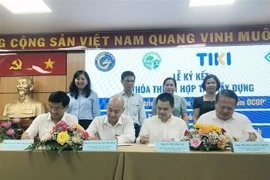 Ký kết Biên bản Hợp tác xây dựng chuỗi chương trình tại sự kiện. (Ảnh: Mỹ Phương/TTXVN)