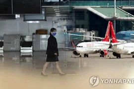 Nhân viên một hãng hàng không tại sân bay. (Nguồn: Yonhap)