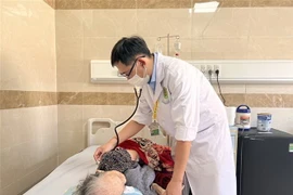 Bác sỹ thăm khám cho bệnh nhân tim mạch. (Ảnh: Ánh Tuyết/TTXVN)